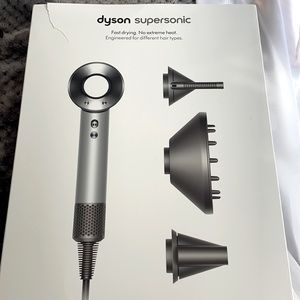 Dyson supersonic professional hairdryer w/ attachments & magnetic stand